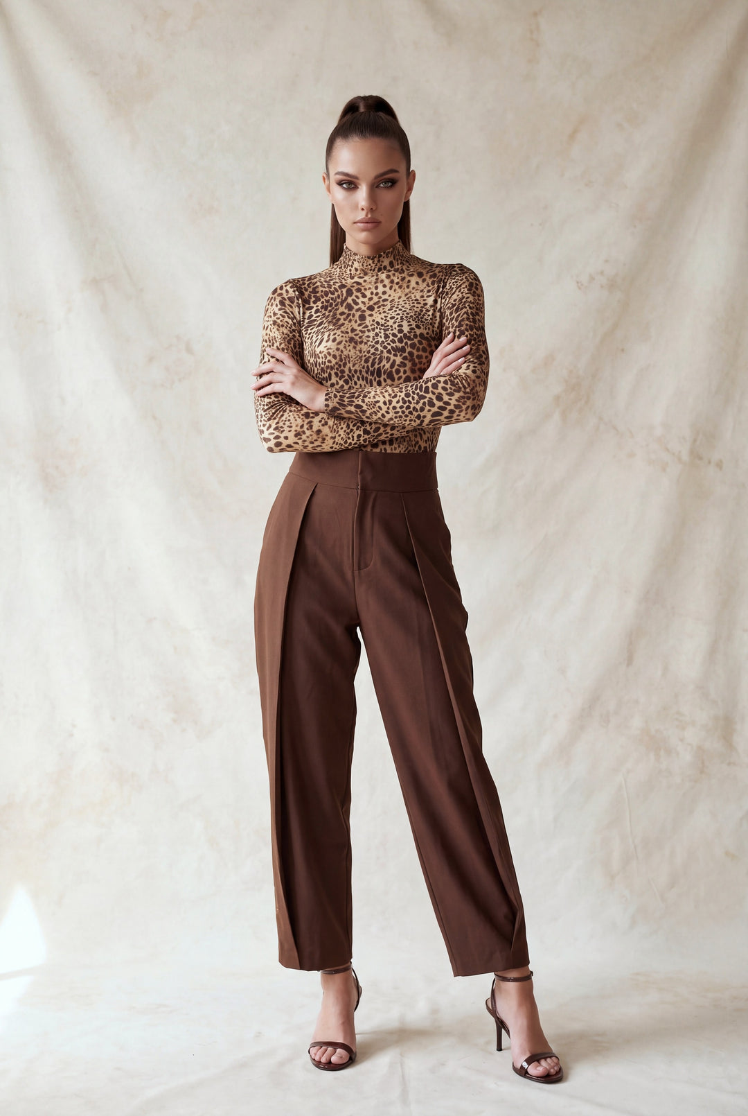Pantalón  talle alto con diseño estructurado de pierna ancha