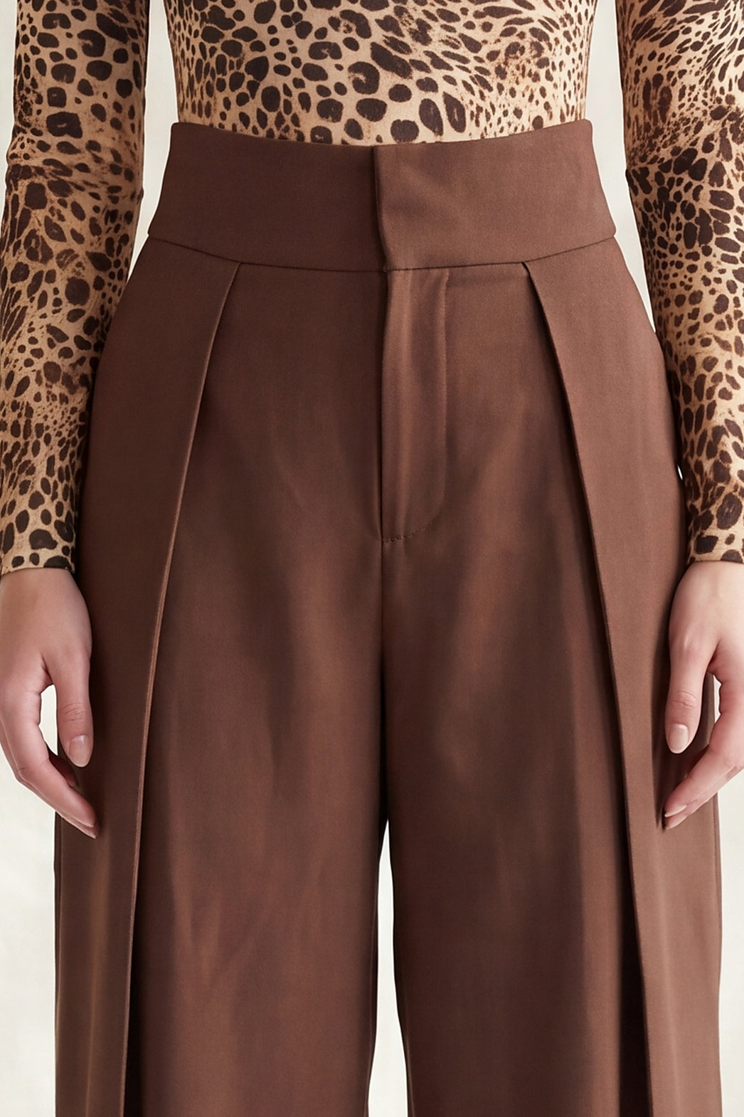 Pantalón  talle alto con diseño estructurado de pierna ancha