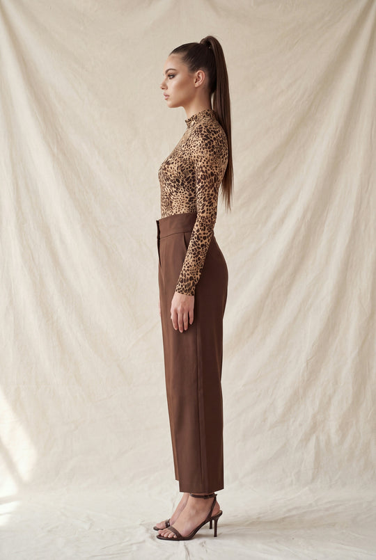 Pantalón  talle alto con diseño estructurado de pierna ancha