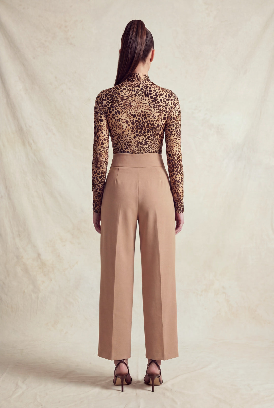 Pantalón  talle alto con diseño estructurado de pierna ancha