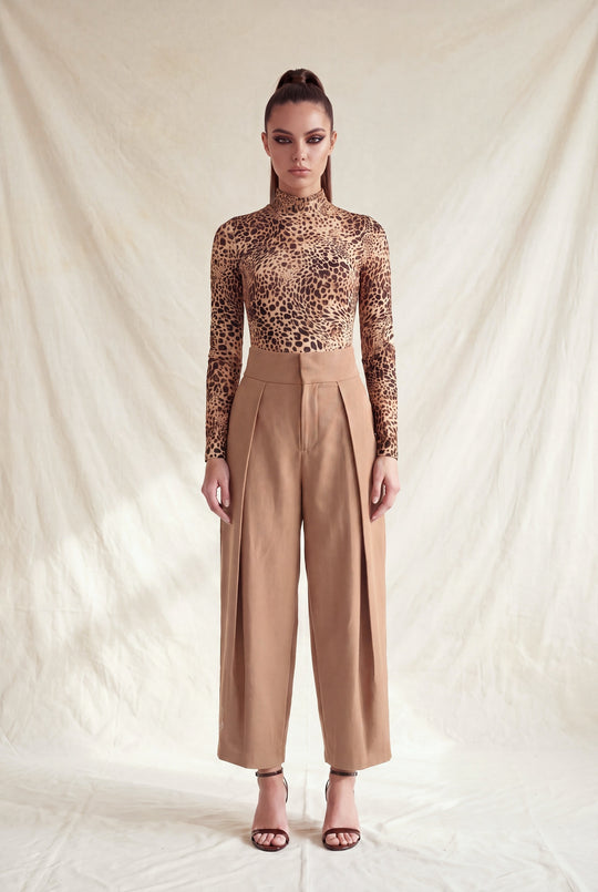 Pantalón  talle alto con diseño estructurado de pierna ancha