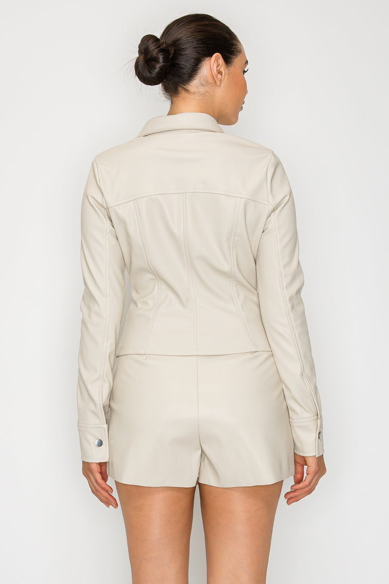 Blusa atrevido y moderno confeccionado en efecto piel (faux leather)