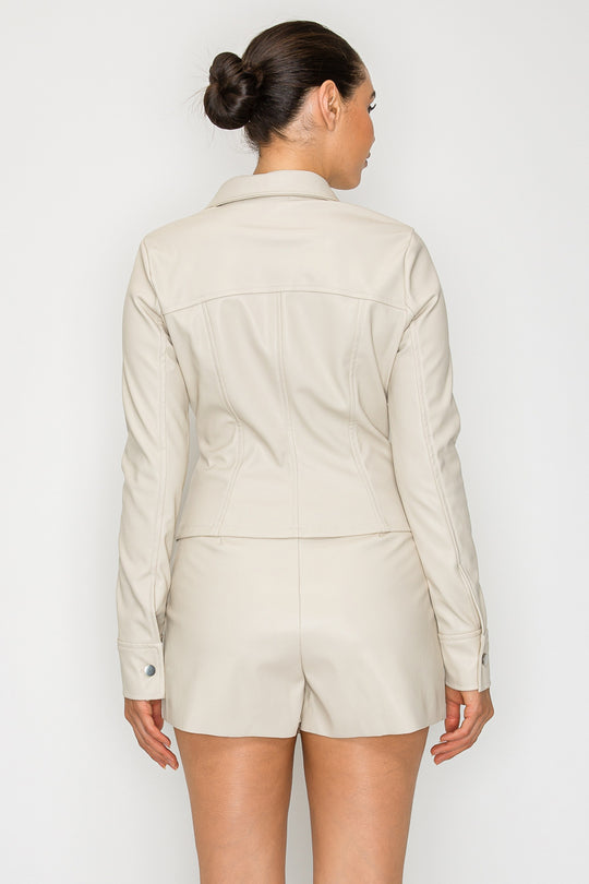 Blusa atrevido y moderno confeccionado en efecto piel (faux leather)