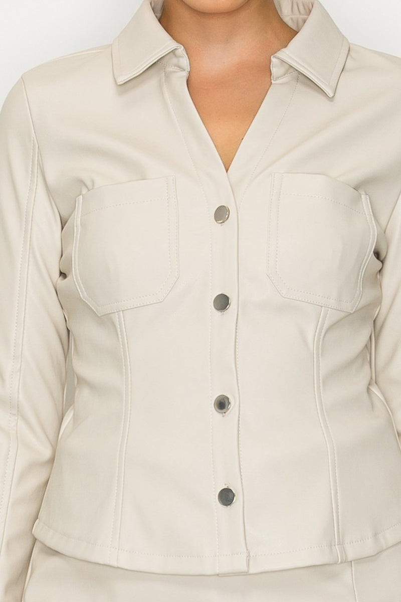 Blusa atrevido y moderno confeccionado en efecto piel (faux leather)