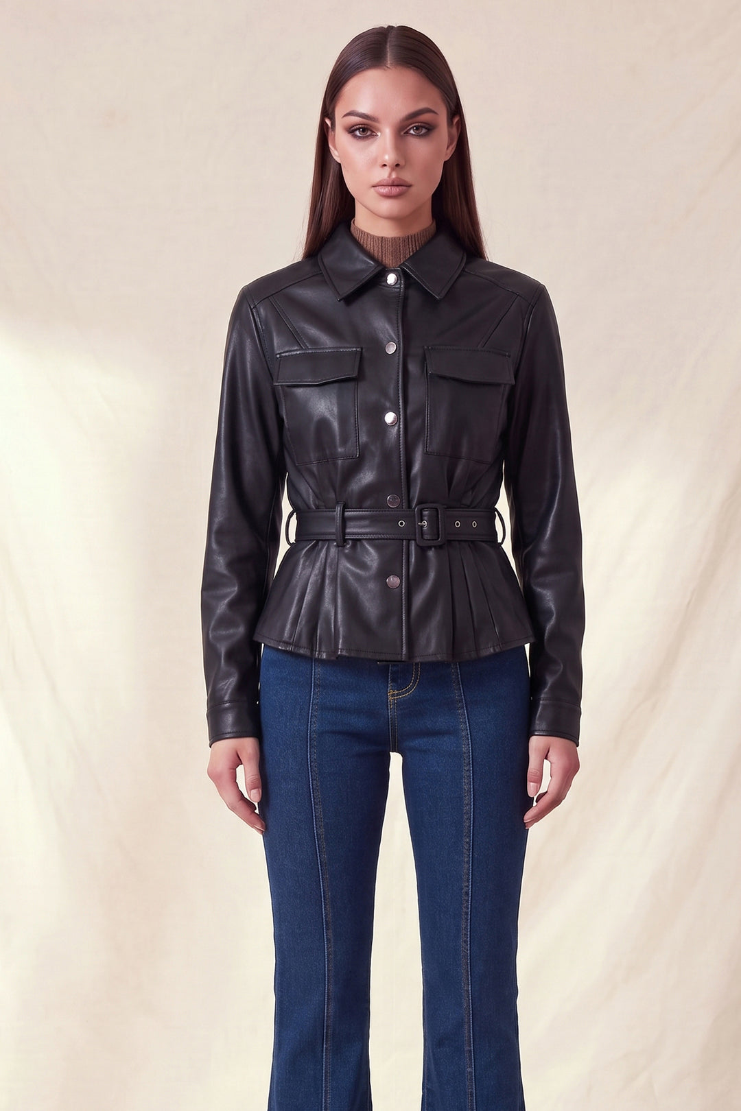 Chamarra moderna y elegante manga larga confeccionada en tejido efecto piel (faux leather)