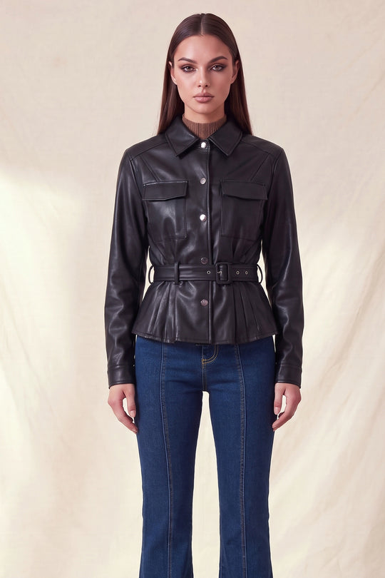 Chamarra moderna y elegante manga larga confeccionada en tejido efecto piel (faux leather)