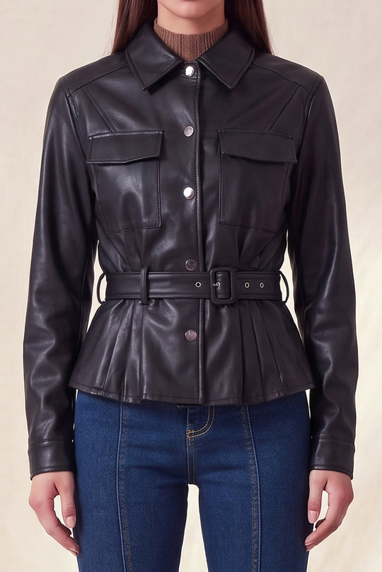 Chamarra moderna y elegante manga larga confeccionada en tejido efecto piel (faux leather)