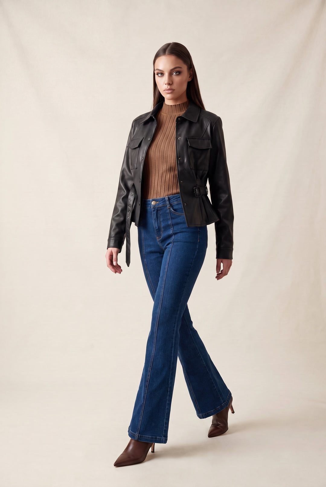 Chamarra moderna y elegante manga larga confeccionada en tejido efecto piel (faux leather)