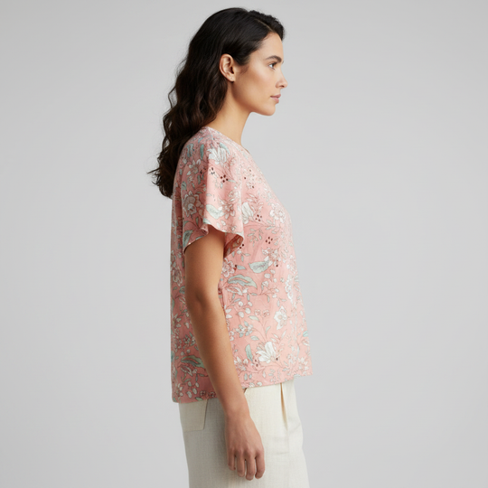 Blusa Floral con Detalles Calados