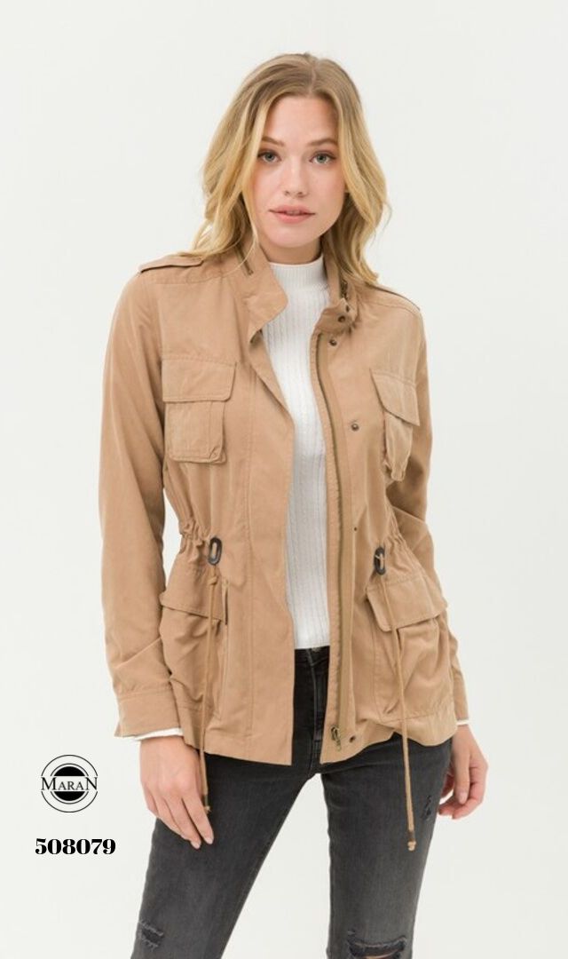 Gabardina con bolsillos
